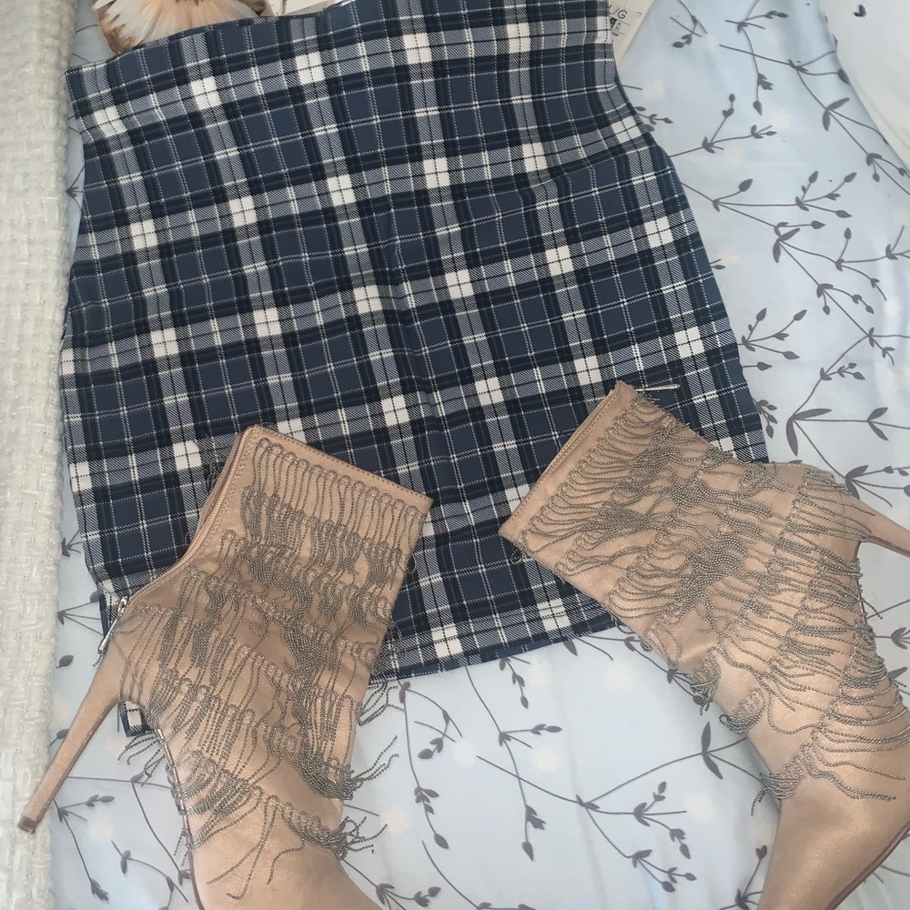 Plaid blue & white mini skirt with a small slit